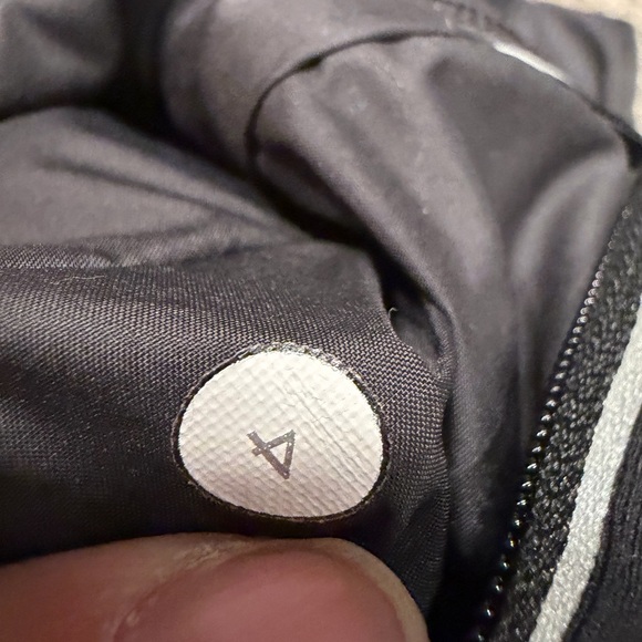 Lululemon Presta Packable Shirket
Black size 4 - Picture 5 of 5